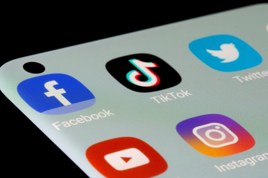 Tràn lan quảng cáo độc hại triệu view trên Facebook, TikTok