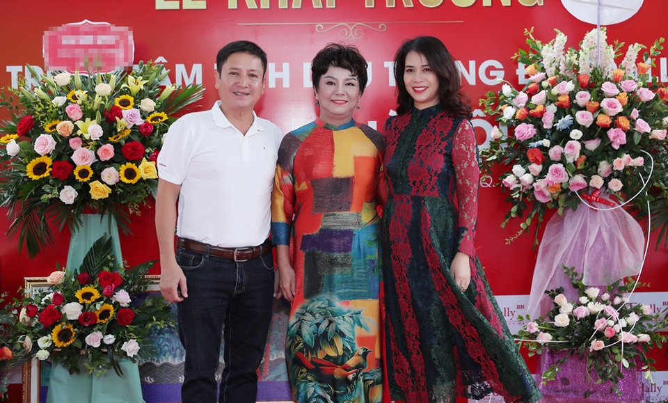 “Táo giao thông” Chí Trung tình tứ sánh đôi cùng bạn gái kém 17 tuổi - 2 “Táo giao thông” Chí Trung tình tứ sánh đôi cùng bạn gái kém 17 tuổi - 2