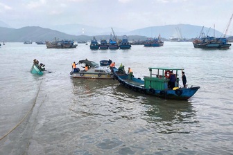 Tàu cá TPHCM chở 4 ngư dân chìm ở cảng Hòn La