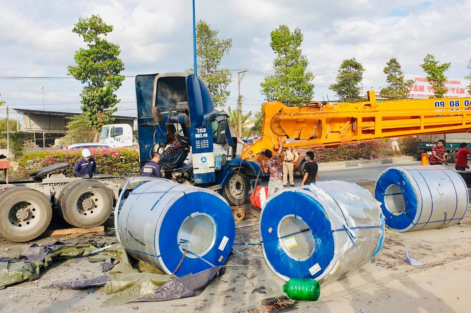3 cuộn thép nặng hàng chục tấn rơi xuống đường, nhiều người thoát nạn - 2 3 cuộn thép nặng hàng chục tấn rơi xuống đường, nhiều người thoát nạn - 2