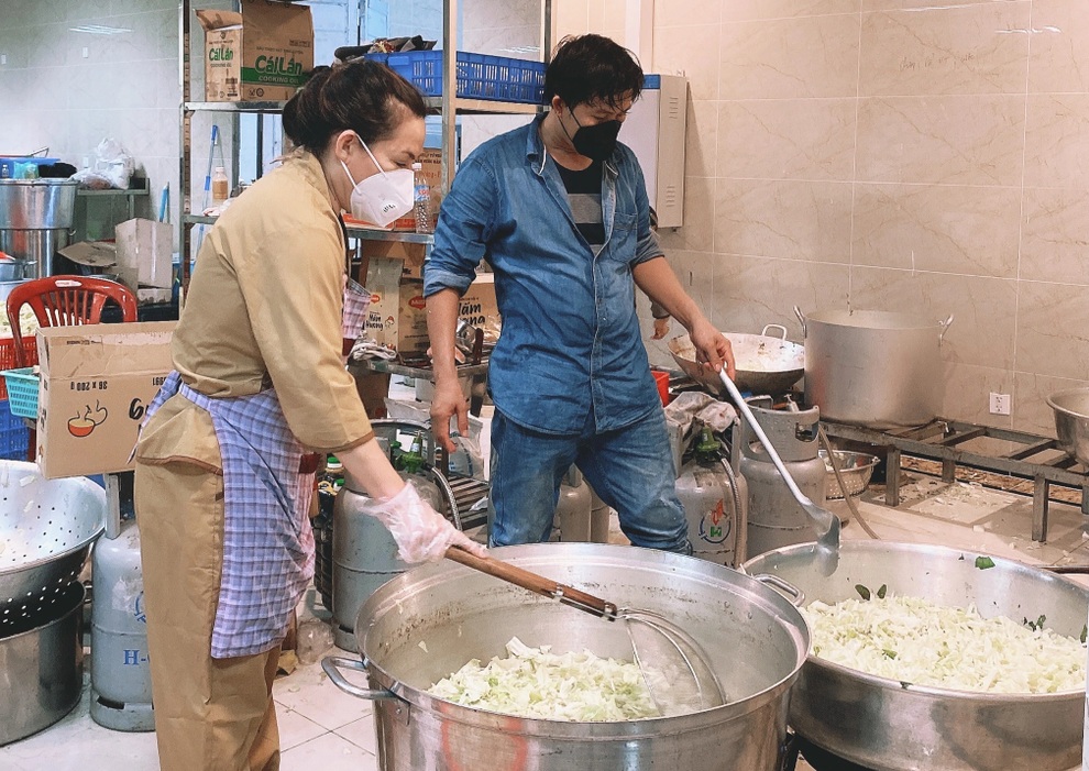 Phi Nhung bỏ vé về Mỹ trước khi nhập viện điều trị Covid-19 - 3 Phi Nhung bỏ vé về Mỹ trước khi nhập viện điều trị Covid-19 - 3