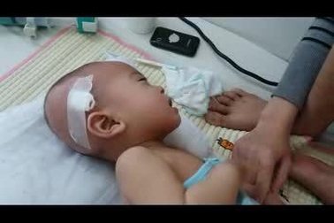 Xót xa nhìn bé trai 9 tháng tuổi bị ung thư máu khóc không thành tiếng