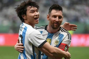CĐV Trung Quốc lao vào sân ôm Messi ở trận giao hữu của Argentina