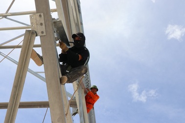 Những người cưỡi gió Lào, leo cột điện, ăn cơm trên đỉnh trời