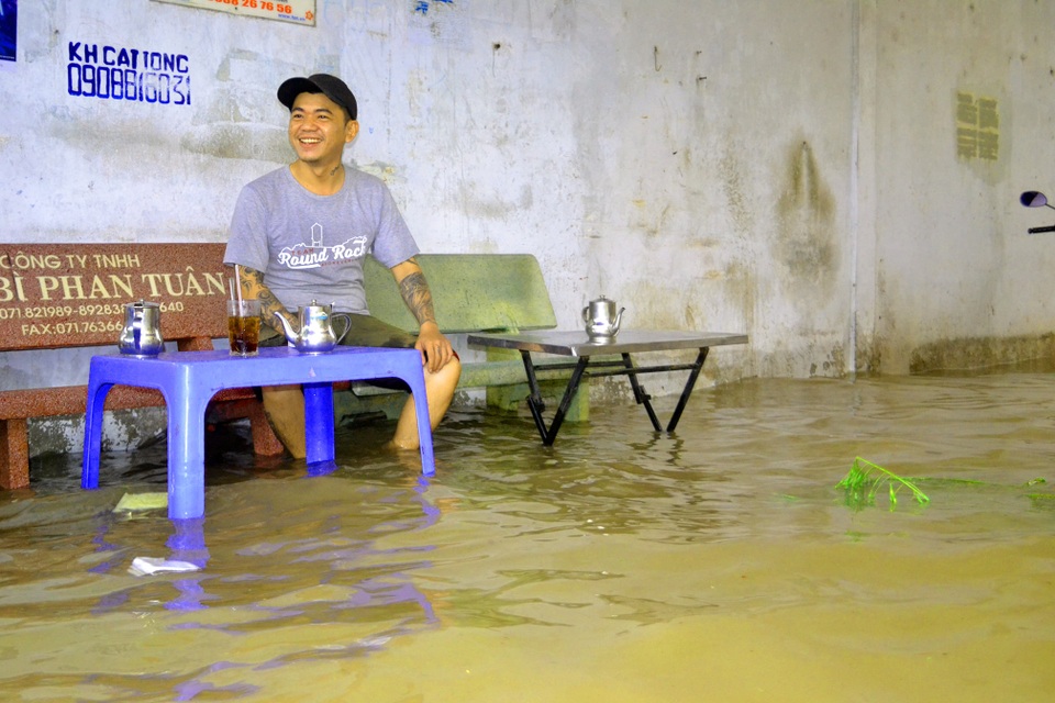 Cần Thơ: Triều cường gây ngập nhiều tuyến phố - 6 Cần Thơ: Triều cường gây ngập nhiều tuyến phố - 6