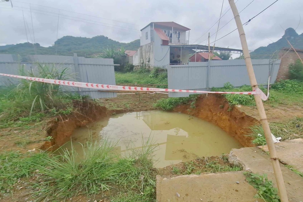 Chưa tìm thấy người rơi xuống “hố tử thần” ở Bắc Kạn do nước dâng cao - 1 Chưa tìm thấy người rơi xuống “hố tử thần” ở Bắc Kạn do nước dâng cao - 1
