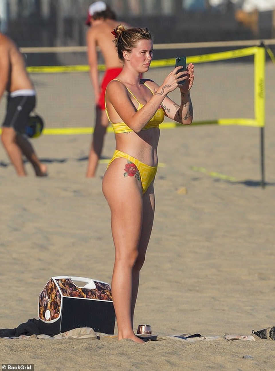 Ireland Baldwin nổi bật trên biển với bikini vàng - 1 Ireland Baldwin nổi bật trên biển với bikini vàng - 1