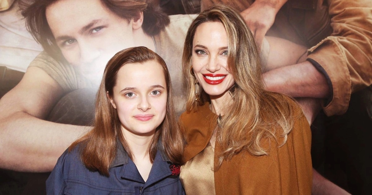 Angelina Jolie bên con gái út Vivienne trong lễ công diễn vở kịch "The Outsiders" (Ảnh: Page Six).