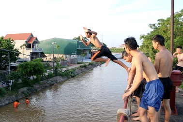 Trò chơi "nhảy cầu" cao 6m của thiếu niên ngoại thành Hà Nội