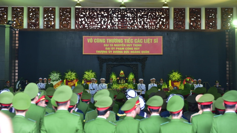 Thủ tướng viếng 3 liệt sĩ hy sinh ở Đồng Tâm - 7 Thủ tướng viếng 3 liệt sĩ hy sinh ở Đồng Tâm - 7