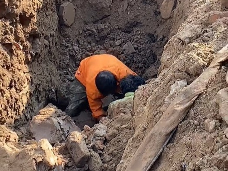 Xác minh thông tin người đàn ông dưới lòng đất khi đào đường Tố Hữu - 1 Xác minh thông tin người đàn ông dưới lòng đất khi đào đường Tố Hữu - 1