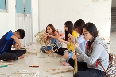 Sinh viên làm hàng nghìn lồng đèn Trung thu truyền thống tặng trẻ em