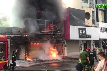 Cảnh sát dùng xe thang cứu hai vợ chồng kẹt trong đám cháy ở Sài Gòn