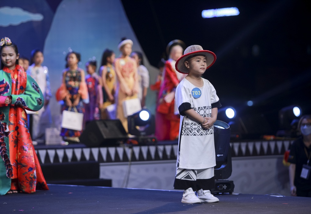 2 người mẫu nhí giành Quán quân Đại sứ Áo dài Trẻ em Việt Nam - 8 2 người mẫu nhí giành Quán quân Đại sứ Áo dài Trẻ em Việt Nam - 8