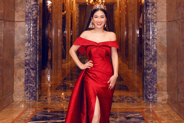 Fashionista Châu Lê Thu Hằng lái xe sang đi xem thời trang