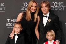 Chiêm ngưỡng nhan sắc xinh đẹp của vợ, bạn gái cầu thủ tại lễ trao giải The Best