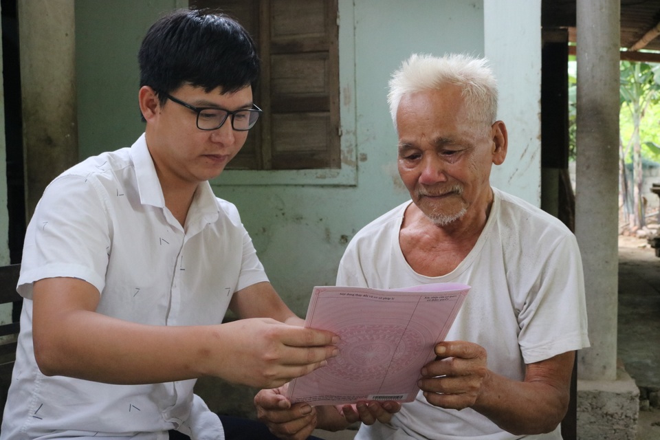Rưng rưng nhận sổ đỏ sau cả thập kỷ uất ức chờ đợi lời hứa suông của xã - 2 Rưng rưng nhận sổ đỏ sau cả thập kỷ uất ức chờ đợi lời hứa suông của xã - 2