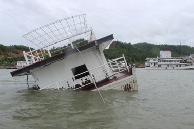 Thêm 2 tàu du lịch bị chìm trên Vịnh Hạ Long