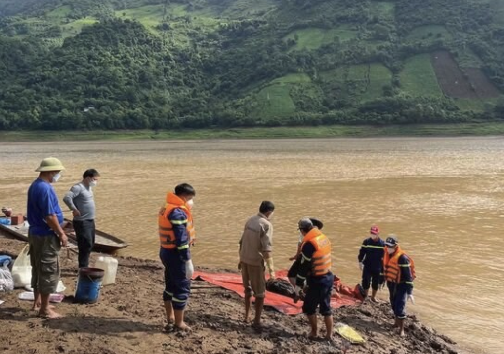 Tìm thấy thi thể người đàn ông trượt chân rơi xuống sông Đà - 1