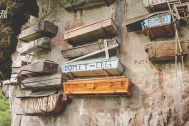 Quan tài chứa xác người chết treo lủng lẳng trên vách đá hàng nghìn năm