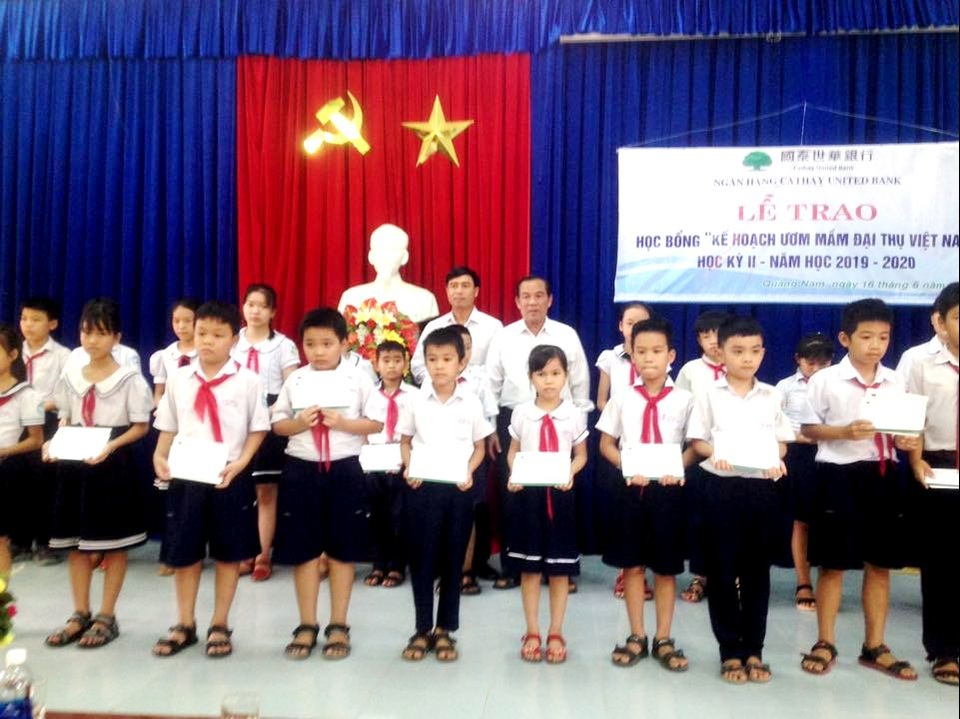 Hoi Khuyen hoc Quang Nam trao hoc bong Hoi Khuyen hoc Quang Nam trao hoc bong