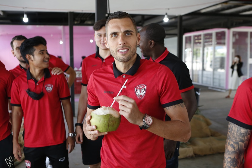 Văn Lâm và các đồng đội ở Muangthong United thư giãn tại chợ trái cây - 4