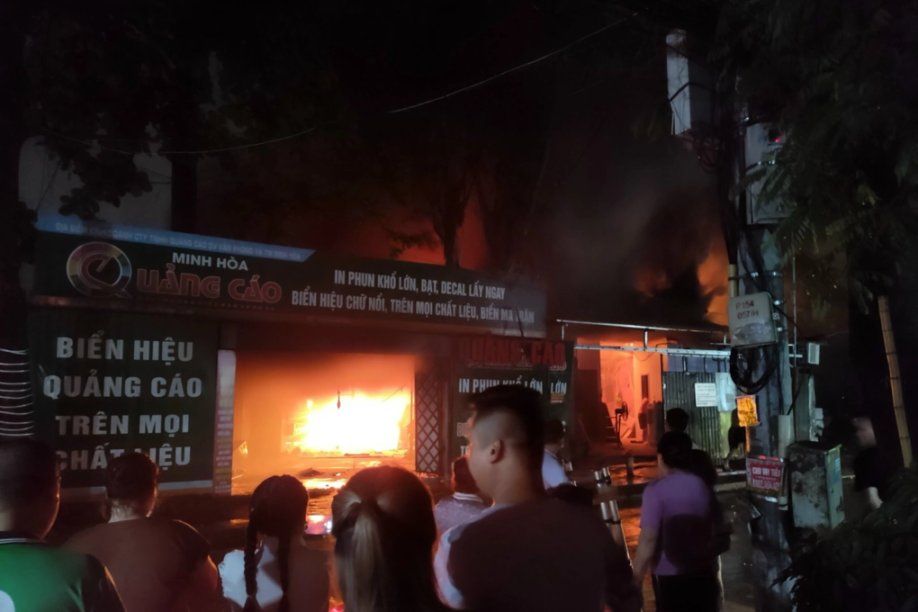 Dãy nhà tạm ở Hà Nội bốc cháy ngùn ngụt sau cơn mưa lớn - 1 Dãy nhà tạm ở Hà Nội bốc cháy ngùn ngụt sau cơn mưa lớn - 1