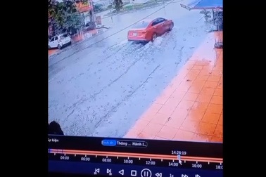 Tránh ô tô chuyển hướng bất ngờ, xe tải có pha xử lý khó tin trên đường mưa