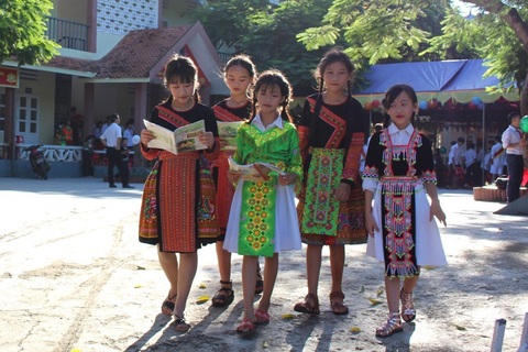 Nhiều trường nơi vùng lũ phải lùi ngày khai giảng do vẫn đang bị chia cắt