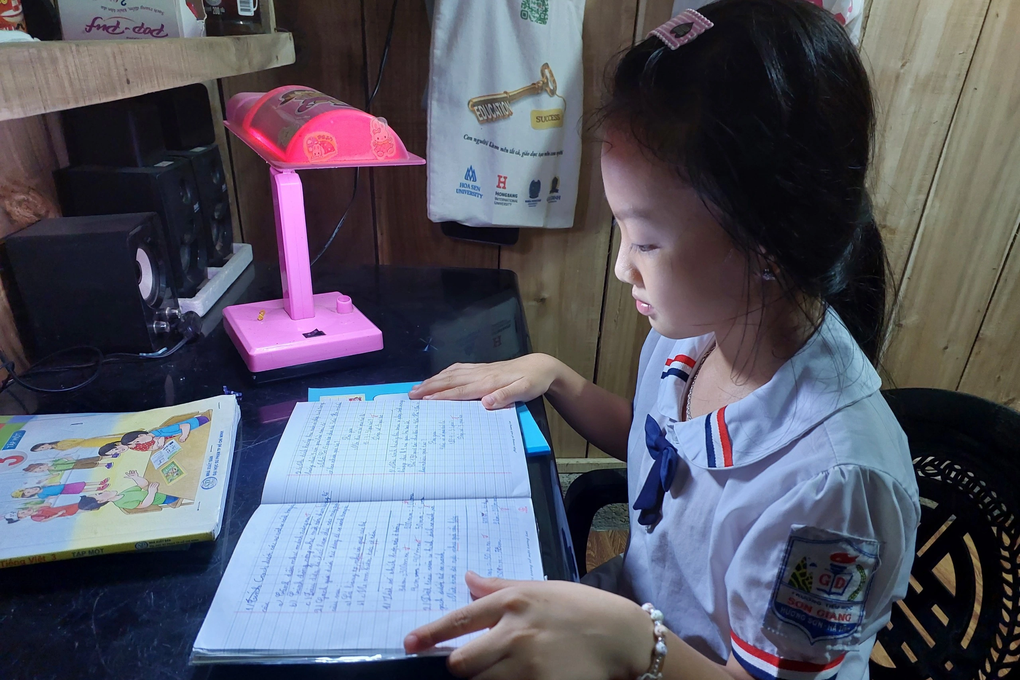 Mẹ ung thư, bố ở bệnh viện, bé gái 8 tuổi bơ vơ trong căn nhà trống hoác - 4 Mẹ ung thư, bố ở bệnh viện, bé gái 8 tuổi bơ vơ trong căn nhà trống hoác - 4
