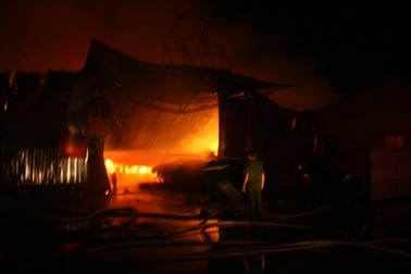 Kho chỉ sơ dừa cháy dữ dội suốt 6 giờ