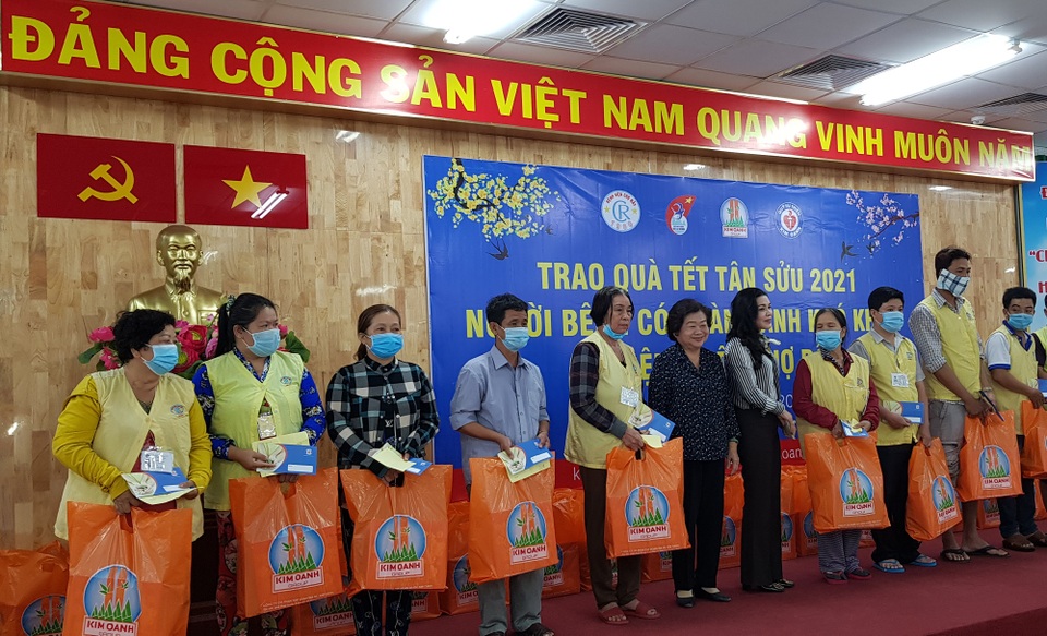 Nguyên Phó chủ tịch nước mang Tết sớm tới bệnh nhân ung thư - 6 Nguyên Phó chủ tịch nước mang Tết sớm tới bệnh nhân ung thư - 6