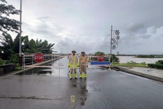Lũ trên sông ở Quảng Ngãi chạm mức lịch sử năm 1999, cấm cầu Trà Khúc 1