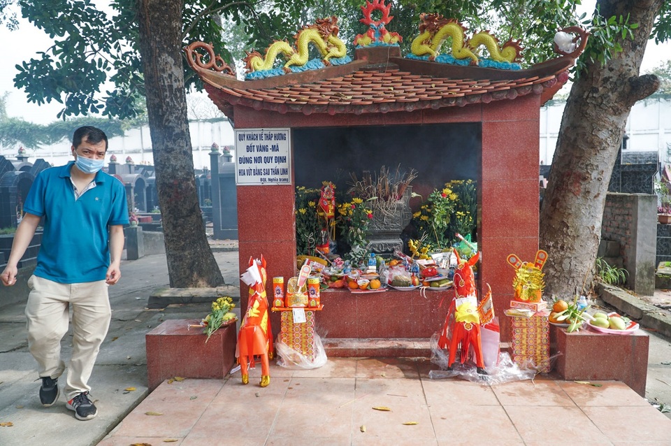 Nhiều người dân đi tảo mộ dịp Tết Thanh minh - 4 Nhiều người dân đi tảo mộ dịp Tết Thanh minh - 4