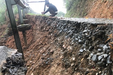 Sạt lở nghiêm trọng, "nuốt" cả một làn đường trên quốc lộ 16