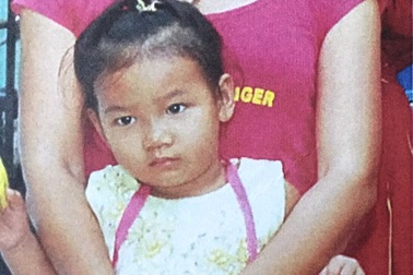 Truy tìm bé gái 3 tuổi mất tích bí ẩn khi đi chơi cùng mẹ