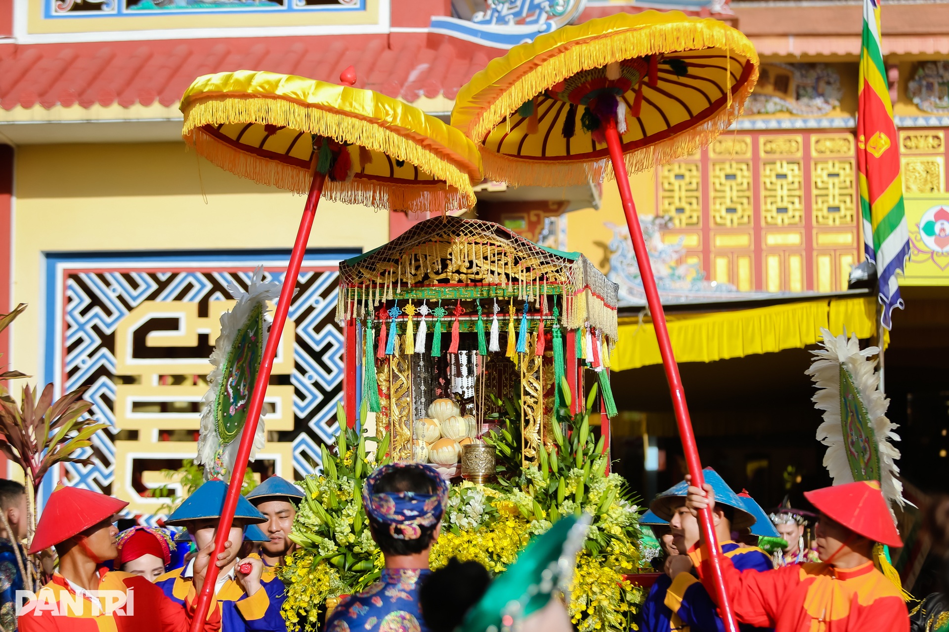 Sông Hương rực rỡ sắc màu với lễ hội điện Huệ Nam - 2 Sông Hương rực rỡ sắc màu với lễ hội điện Huệ Nam - 2