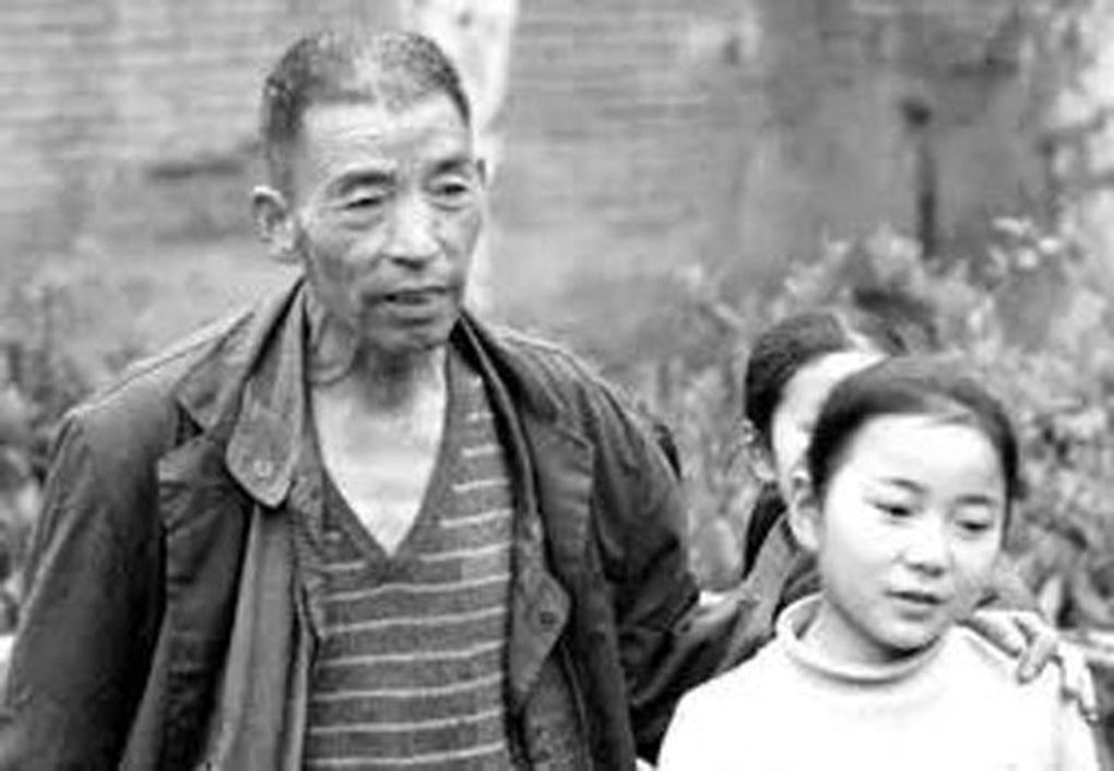 Người bán rau nhận nuôi 2 bé gái, quyết không lấy vợ và cái kết bất ngờ - 2 Người bán rau nhận nuôi 2 bé gái, quyết không lấy vợ và cái kết bất ngờ - 2