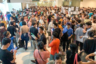 Chờ suốt đêm giữ chỗ mua chung cư cho người thu nhập thấp ở Đà Nẵng