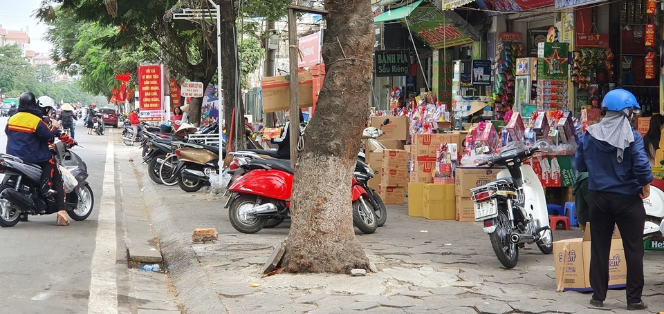 3 chủ tịch quận bị phê bình, tình trạng lấn chiếm vỉa hè vẫn phức tạp - 6 3 chủ tịch quận bị phê bình, tình trạng lấn chiếm vỉa hè vẫn phức tạp - 6