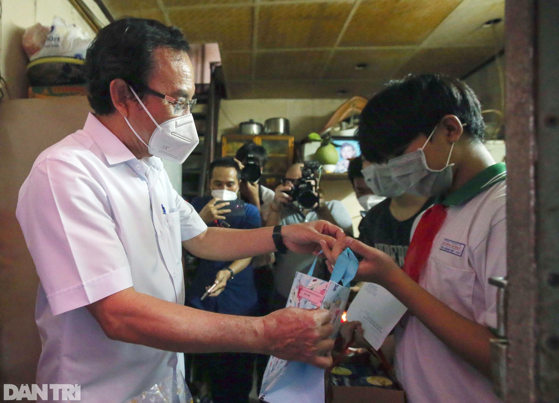 Bí thư Nguyễn Văn Nên xuống tận hẻm thăm hỏi các em nhỏ mồ côi do Covid-19 - 4 Bí thư Nguyễn Văn Nên xuống tận hẻm thăm hỏi các em nhỏ mồ côi do Covid-19 - 4