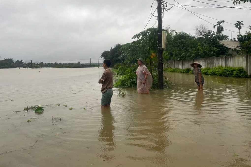 Mưa lũ phức tạp tại Hà Tĩnh, nước ngập mênh mông, tường đổ đè ô tô - 2 Mưa lũ phức tạp tại Hà Tĩnh, nước ngập mênh mông, tường đổ đè ô tô - 2