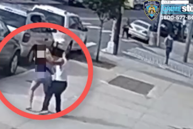 Săn lùng kẻ lạ mặt sờ ngực phụ nữ trên phố