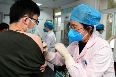 Trung Quốc chào mời tiêm vắc xin Covid-19 miễn phí, giới ngoại giao e dè