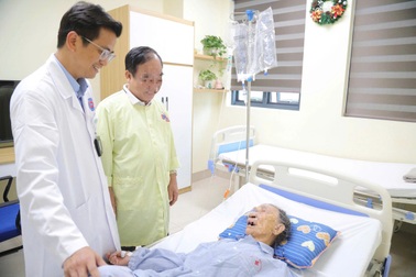 Đau âm ỉ vùng thượng vị, cụ bà 96 tuổi phát hiện ung thư dạ dày