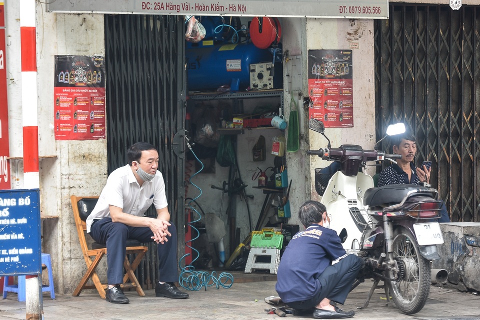 Phố phường Hà Nội đông đúc, nhiều hàng quán rậm rịch mở lại - 11 Phố phường Hà Nội đông đúc, nhiều hàng quán rậm rịch mở lại - 11
