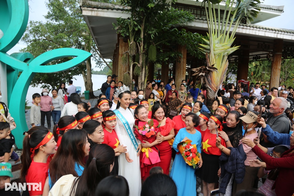 Người dân vây kín chào đón tân Hoa hậu Biển đảo Việt Nam - 4