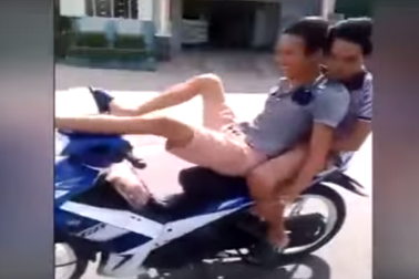 Phạt đối tượng phê ma túy, lái xe máy bằng... hai chân trên đường