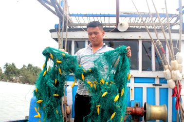 Ngư dân Quảng Nam tố bị “tàu lạ” đập phá ngư lưới cụ