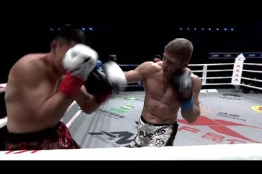 Lĩnh “mưa đòn”, võ sĩ Trung Quốc không thể đứng vững